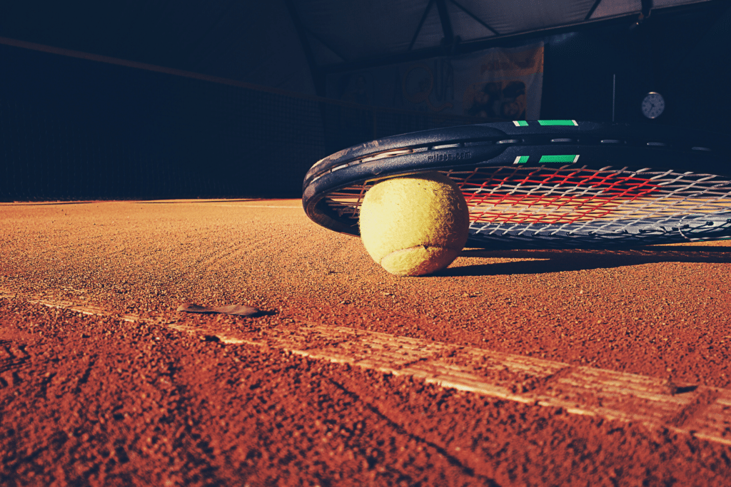 Raquette tennis balle sur un court en terre battue