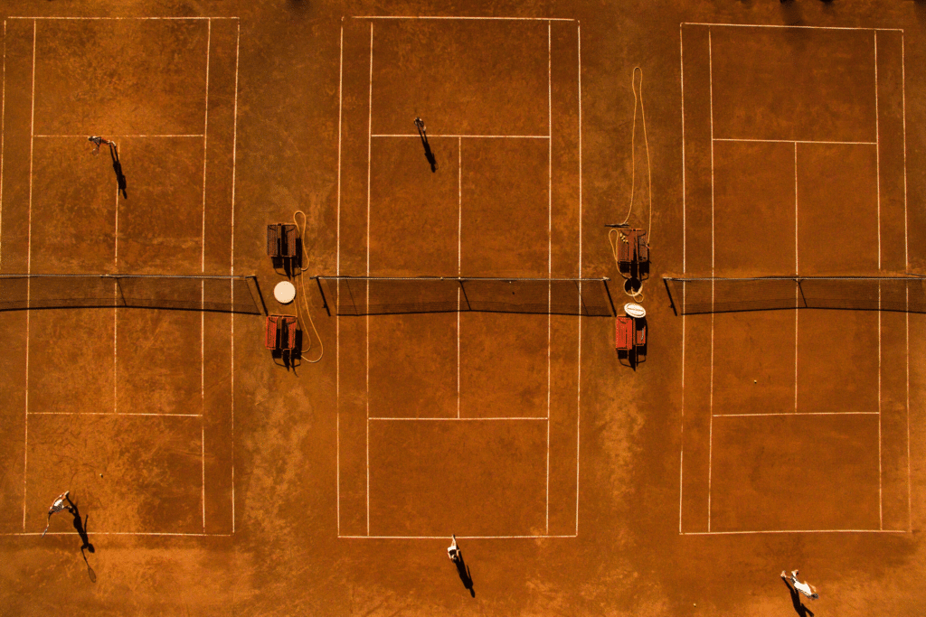 Courts de tennis vue aérienne terre battue